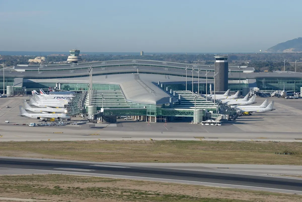 Aviones vistos desde la ventana del aeropuerto
